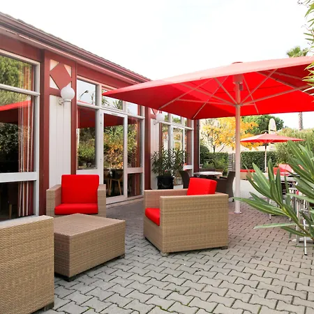 Kyriad Ouest - Sortie Autoroute Ouest A9 A54 - Parking Gratuit - Terrasse - Jardin - Plateau Repas - Petit Déjeuner Dès 5h30 - Animaux Bienvenue 3*