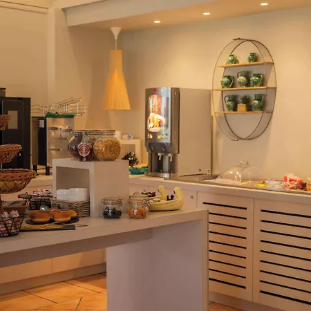 Kyriad Ouest - Sortie Autoroute Ouest A9 A54 - Parking Gratuit - Terrasse - Jardin - Plateau Repas - Petit Dejeuner Des 5h30 - Animaux Bienvenue Hotel