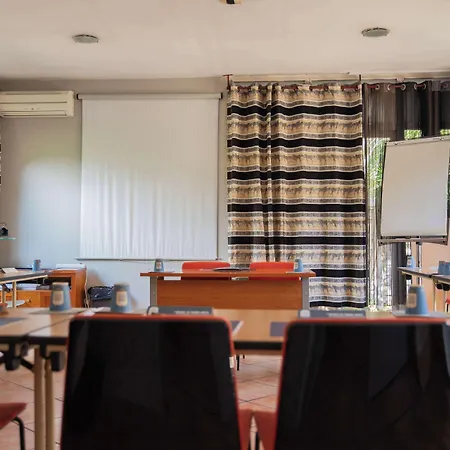 Hotel Kyriad Ouest - Sortie Autoroute Ouest A9 A54 - Parking Gratuit - Terrasse - Jardin - Plateau Repas - Petit Dejeuner Des 5h30 - Animaux Bienvenue Nîmes