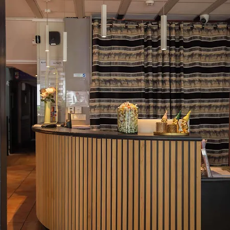 Hotel Kyriad Ouest - Sortie Autoroute Ouest A9 A54 - Parking Gratuit - Terrasse - Jardin - Plateau Repas - Petit Dejeuner Des 5h30 - Animaux Bienvenue Nîmes