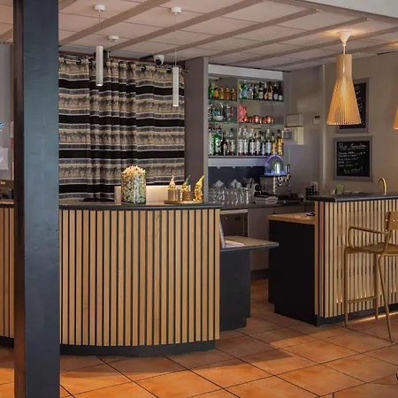 Kyriad Ouest - Sortie Autoroute Ouest A9 A54 - Parking Gratuit - Terrasse - Jardin - Plateau Repas - Petit Dejeuner Des 5h30 - Animaux Bienvenue 尼姆