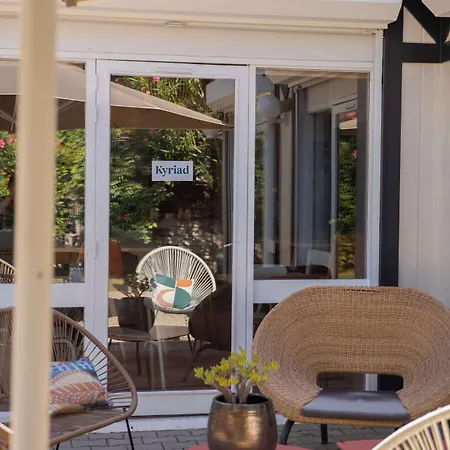 Kyriad Ouest - Sortie Autoroute Ouest A9 A54 - Parking Gratuit - Terrasse - Jardin - Plateau Repas - Petit Dejeuner Des 5h30 - Animaux Bienvenue