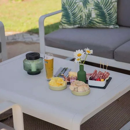 酒店 Kyriad Ouest - Sortie Autoroute Ouest A9 A54 - Parking Gratuit - Terrasse - Jardin - Plateau Repas - Petit Dejeuner Des 5h30 - Animaux Bienvenue 尼姆