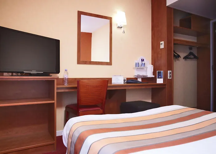 Kyriad Ouest - Sortie Autoroute Ouest A9 A54 - Parking Gratuit - Terrasse - Jardin - Plateau Repas - Petit Déjeuner Dès 5h30 - Animaux Bienvenue 3*