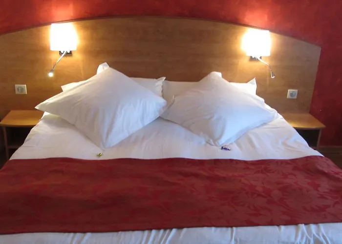 Kyriad Ouest - Sortie Autoroute Ouest A9 A54 - Parking Gratuit - Terrasse - Jardin - Plateau Repas - Petit Déjeuner Dès 5h30 - Animaux Bienvenue 3* Nîmes