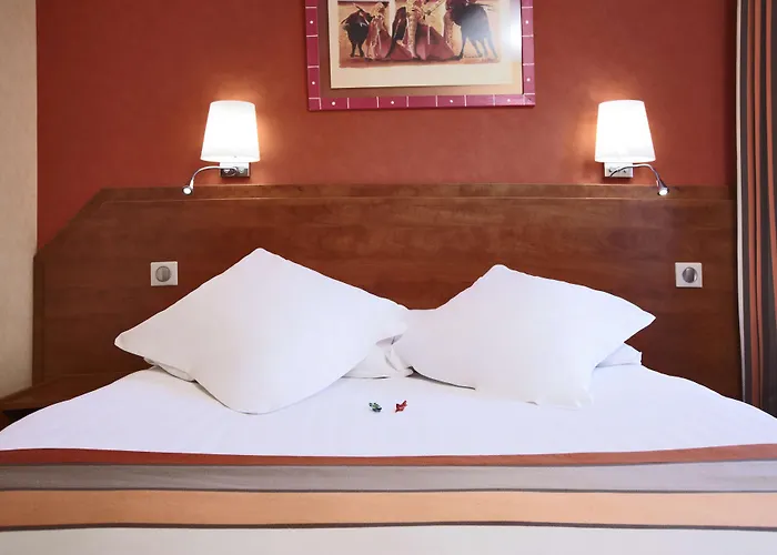 Kyriad Ouest - Sortie Autoroute Ouest A9 A54 - Parking Gratuit - Terrasse - Jardin - Plateau Repas - Petit Déjeuner Dès 5h30 - Animaux Bienvenue