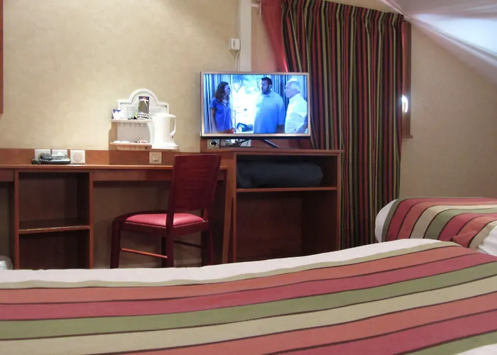 Hotel Kyriad Ouest - Sortie Autoroute Ouest A9 A54 - Parking Gratuit - Terrasse - Jardin - Plateau Repas - Petit Déjeuner Dès 5h30 - Animaux Bienvenue