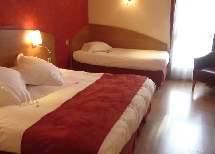 Kyriad Ouest - Sortie Autoroute Ouest A9 A54 - Parking Gratuit - Terrasse - Jardin - Plateau Repas - Petit Déjeuner Dès 5h30 - Animaux Bienvenue Hotel