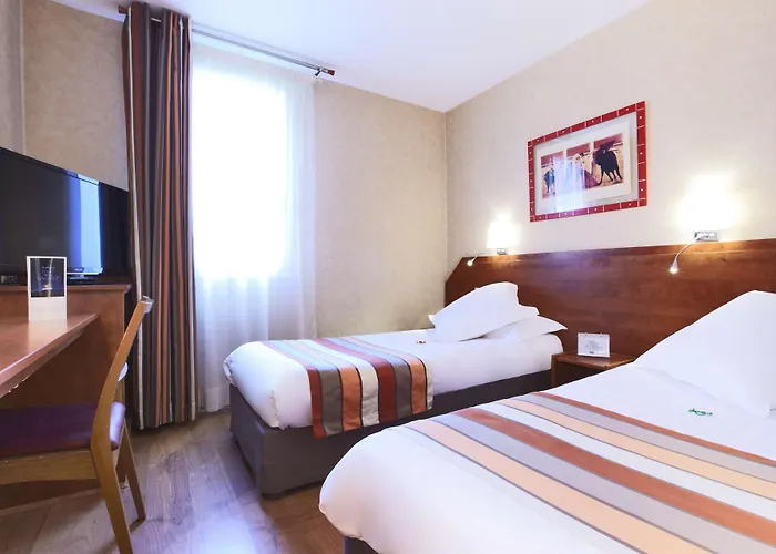 Kyriad Ouest - Sortie Autoroute Ouest A9 A54 - Parking Gratuit - Terrasse - Jardin - Plateau Repas - Petit Déjeuner Dès 5h30 - Animaux Bienvenue 3*