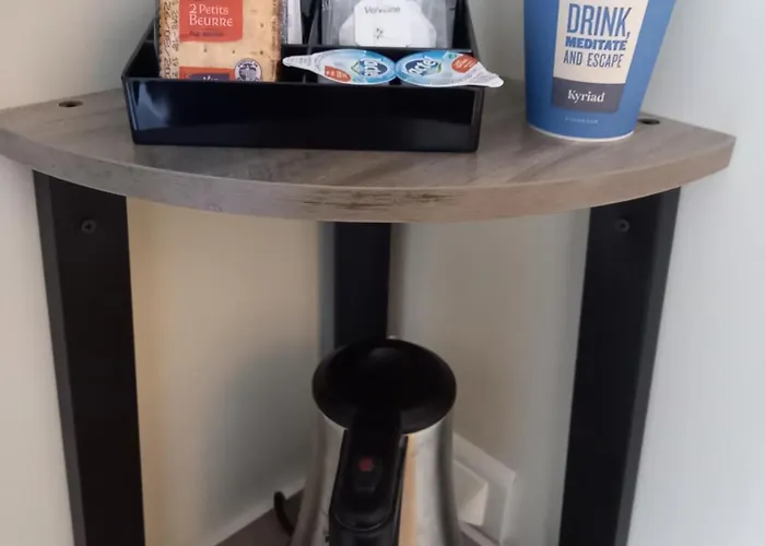 Hotel Kyriad Ouest - Sortie Autoroute Ouest A9 A54 - Parking Gratuit - Terrasse - Jardin - Plateau Repas - Petit Déjeuner Dès 5h30 - Animaux Bienvenue Nîmes