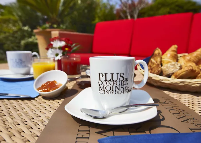 Kyriad Ouest - Sortie Autoroute Ouest A9 A54 - Parking Gratuit - Terrasse - Jardin - Plateau Repas - Petit Déjeuner Dès 5h30 - Animaux Bienvenue Hotel