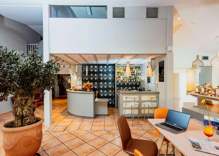 Kyriad Ouest - Sortie Autoroute Ouest A9 A54 - Parking Gratuit - Terrasse - Jardin - Plateau Repas - Petit Déjeuner Dès 5h30 - Animaux Bienvenue