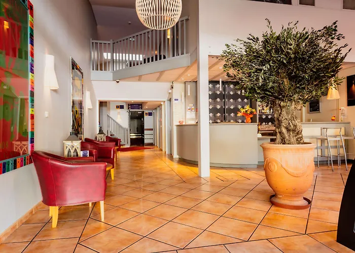 Kyriad Ouest - Sortie Autoroute Ouest A9 A54 - Parking Gratuit - Terrasse - Jardin - Plateau Repas - Petit Déjeuner Dès 5h30 - Animaux Bienvenue Nîmes