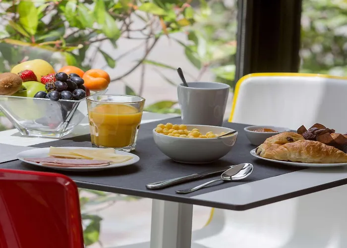 Kyriad Ouest - Sortie Autoroute Ouest A9 A54 - Parking Gratuit - Terrasse - Jardin - Plateau Repas - Petit Déjeuner Dès 5h30 - Animaux Bienvenue 3*