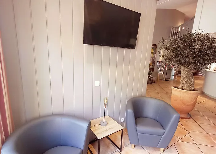 Kyriad Ouest - Sortie Autoroute Ouest A9 A54 - Parking Gratuit - Terrasse - Jardin - Plateau Repas - Petit Déjeuner Dès 5h30 - Animaux Bienvenue 3* Nîmes