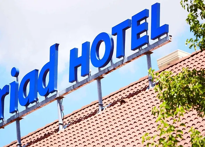 Kyriad Ouest - Sortie Autoroute Ouest A9 A54 - Parking Gratuit - Terrasse - Jardin - Plateau Repas - Petit Déjeuner Dès 5h30 - Animaux Bienvenue Nîmes