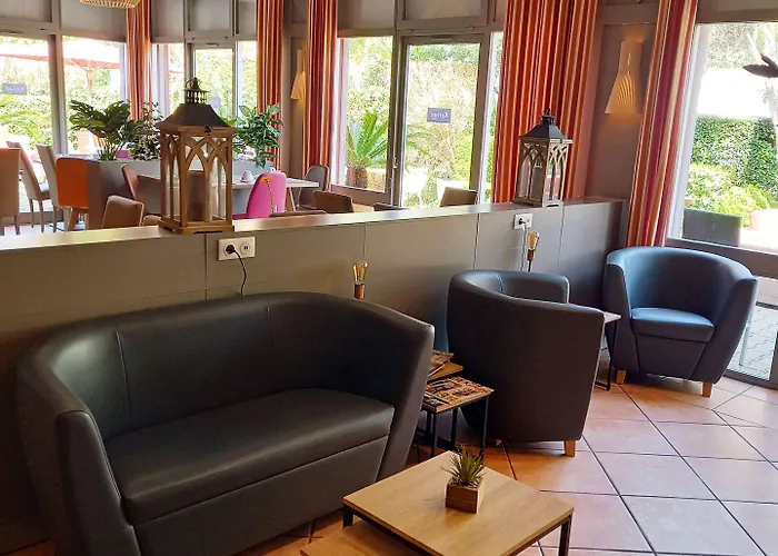 Kyriad Ouest - Sortie Autoroute Ouest A9 A54 - Parking Gratuit - Terrasse - Jardin - Plateau Repas - Petit Déjeuner Dès 5h30 - Animaux Bienvenue 3*