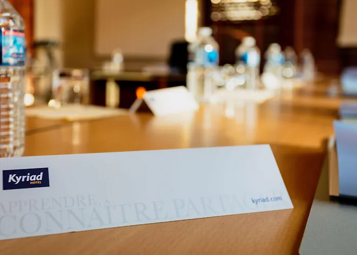 Kyriad Ouest - Sortie Autoroute Ouest A9 A54 - Parking Gratuit - Terrasse - Jardin - Plateau Repas - Petit Déjeuner Dès 5h30 - Animaux Bienvenue Nîmes