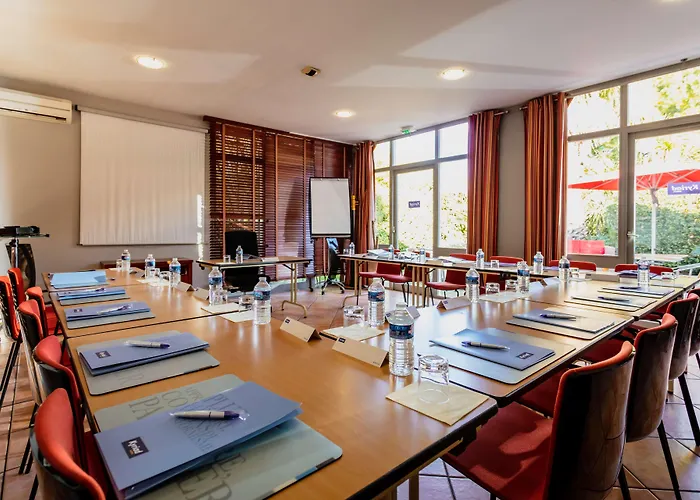 Hotel Kyriad Ouest - Sortie Autoroute Ouest A9 A54 - Parking Gratuit - Terrasse - Jardin - Plateau Repas - Petit Déjeuner Dès 5h30 - Animaux Bienvenue 3*