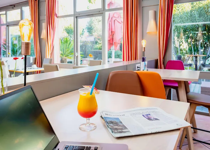 Kyriad Ouest - Sortie Autoroute Ouest A9 A54 - Parking Gratuit - Terrasse - Jardin - Plateau Repas - Petit Déjeuner Dès 5h30 - Animaux Bienvenue Hotel 3*