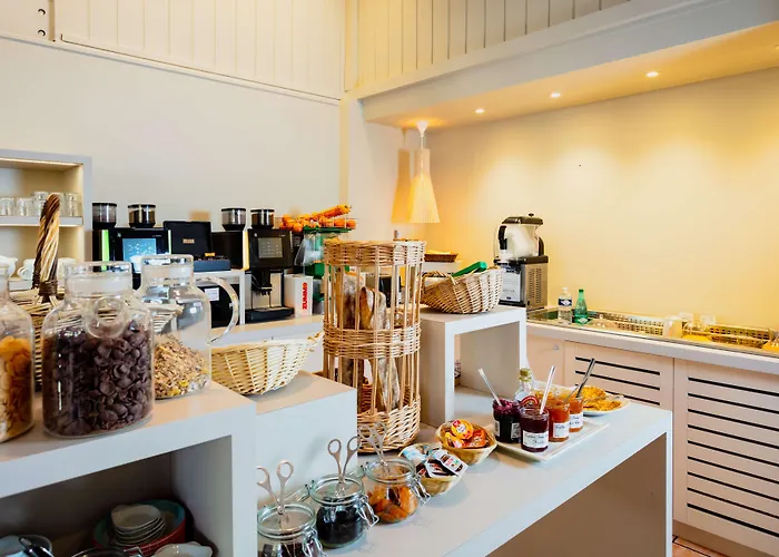 Kyriad Ouest - Sortie Autoroute Ouest A9 A54 - Parking Gratuit - Terrasse - Jardin - Plateau Repas - Petit Déjeuner Dès 5h30 - Animaux Bienvenue Hotel 3*