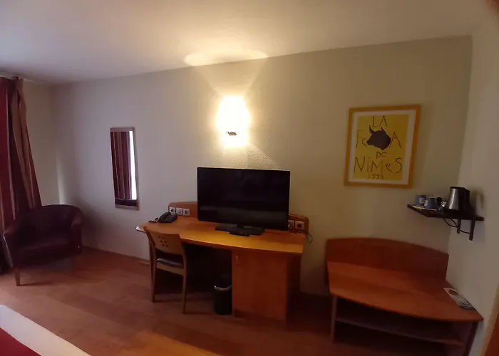 Kyriad Ouest - Sortie Autoroute Ouest A9 A54 - Parking Gratuit - Terrasse - Jardin - Plateau Repas - Petit Déjeuner Dès 5h30 - Animaux Bienvenue Nîmes