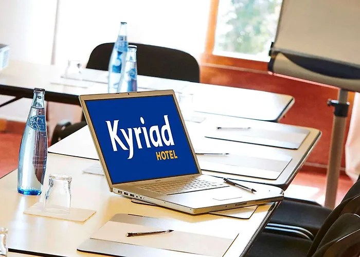 Hotel Kyriad Ouest - Sortie Autoroute Ouest A9 A54 - Parking Gratuit - Terrasse - Jardin - Plateau Repas - Petit Déjeuner Dès 5h30 - Animaux Bienvenue