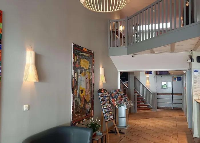 Kyriad Ouest - Sortie Autoroute Ouest A9 A54 - Parking Gratuit - Terrasse - Jardin - Plateau Repas - Petit Déjeuner Dès 5h30 - Animaux Bienvenue 3* Nîmes