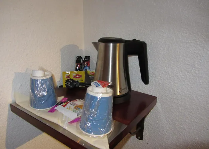 Kyriad Ouest - Sortie Autoroute Ouest A9 A54 - Parking Gratuit - Terrasse - Jardin - Plateau Repas - Petit Déjeuner Dès 5h30 - Animaux Bienvenue Nîmes