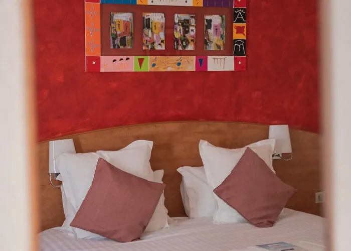 Hotel Kyriad Ouest - Sortie Autoroute Ouest A9 A54 - Parking Gratuit - Terrasse - Jardin - Plateau Repas - Petit Déjeuner Dès 5h30 - Animaux Bienvenue Nîmes