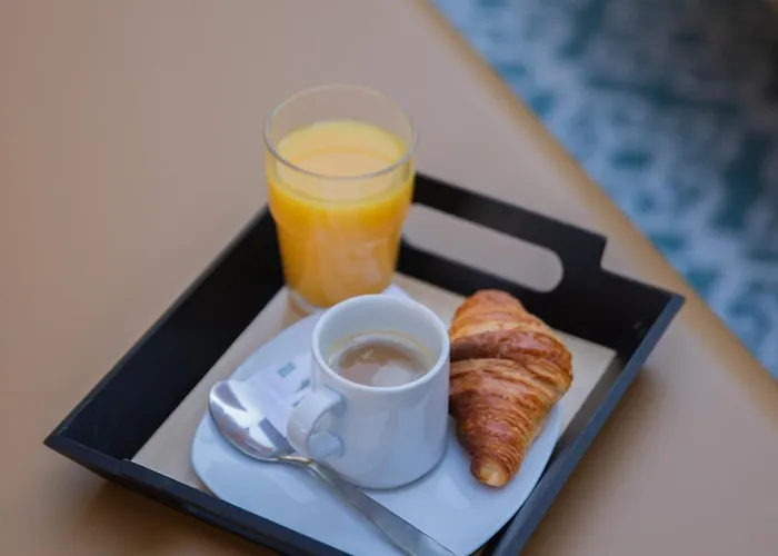 Kyriad Ouest - Sortie Autoroute Ouest A9 A54 - Parking Gratuit - Terrasse - Jardin - Plateau Repas - Petit Déjeuner Dès 5h30 - Animaux Bienvenue 3* Nîmes