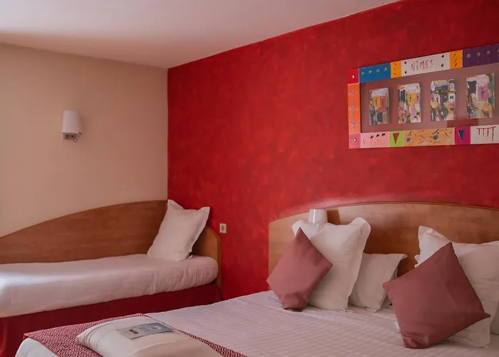 Kyriad Ouest - Sortie Autoroute Ouest A9 A54 - Parking Gratuit - Terrasse - Jardin - Plateau Repas - Petit Déjeuner Dès 5h30 - Animaux Bienvenue Hotel