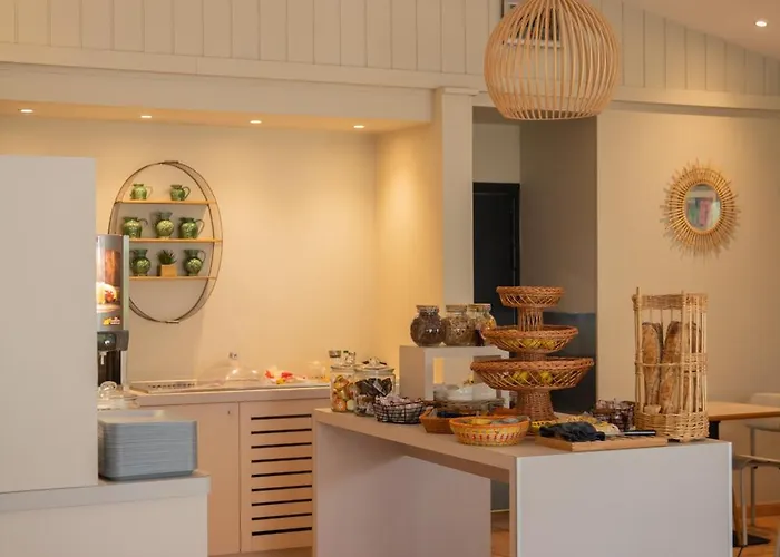 Hotel Kyriad Ouest - Sortie Autoroute Ouest A9 A54 - Parking Gratuit - Terrasse - Jardin - Plateau Repas - Petit Déjeuner Dès 5h30 - Animaux Bienvenue 3*