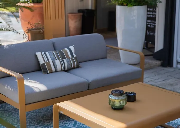 Kyriad Ouest - Sortie Autoroute Ouest A9 A54 - Parking Gratuit - Terrasse - Jardin - Plateau Repas - Petit Déjeuner Dès 5h30 - Animaux Bienvenue