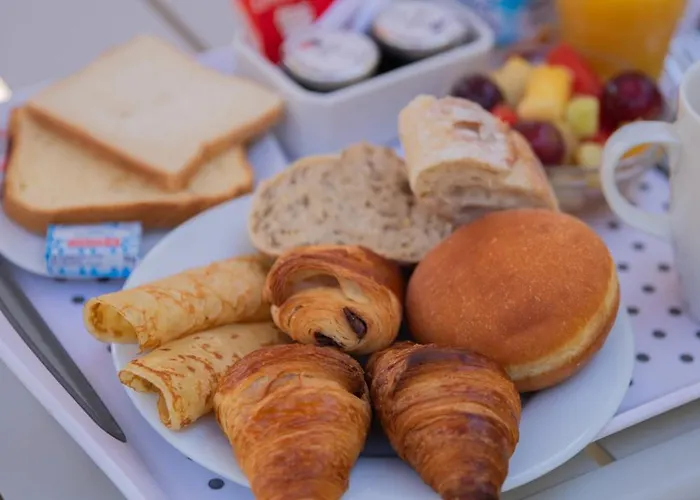 Kyriad Ouest - Sortie Autoroute Ouest A9 A54 - Parking Gratuit - Terrasse - Jardin - Plateau Repas - Petit Déjeuner Dès 5h30 - Animaux Bienvenue 3* Nîmes