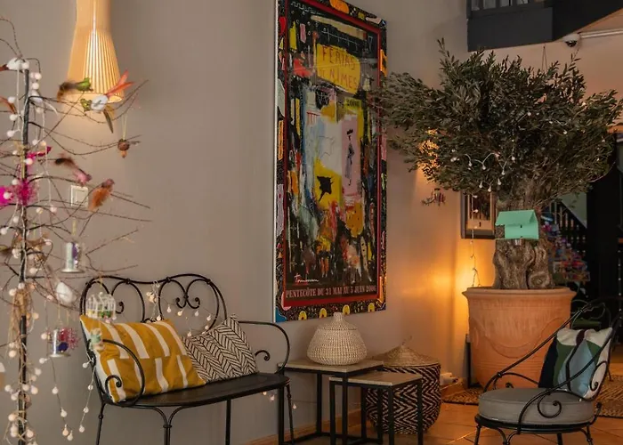 Kyriad Ouest - Sortie Autoroute Ouest A9 A54 - Parking Gratuit - Terrasse - Jardin - Plateau Repas - Petit Déjeuner Dès 5h30 - Animaux Bienvenue 3*