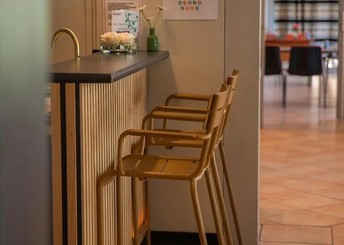 Kyriad Ouest - Sortie Autoroute Ouest A9 A54 - Parking Gratuit - Terrasse - Jardin - Plateau Repas - Petit Déjeuner Dès 5h30 - Animaux Bienvenue Nîmes