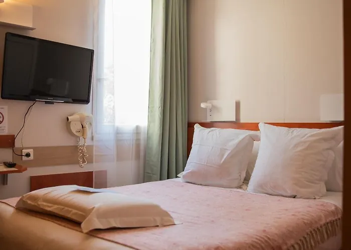 Kyriad Ouest - Sortie Autoroute Ouest A9 A54 - Parking Gratuit - Terrasse - Jardin - Plateau Repas - Petit Déjeuner Dès 5h30 - Animaux Bienvenue