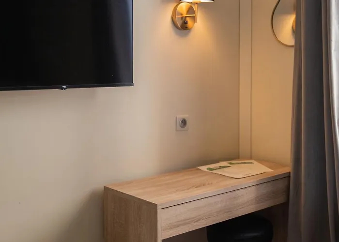 Kyriad Ouest - Sortie Autoroute Ouest A9 A54 - Parking Gratuit - Terrasse - Jardin - Plateau Repas - Petit Déjeuner Dès 5h30 - Animaux Bienvenue Hotel