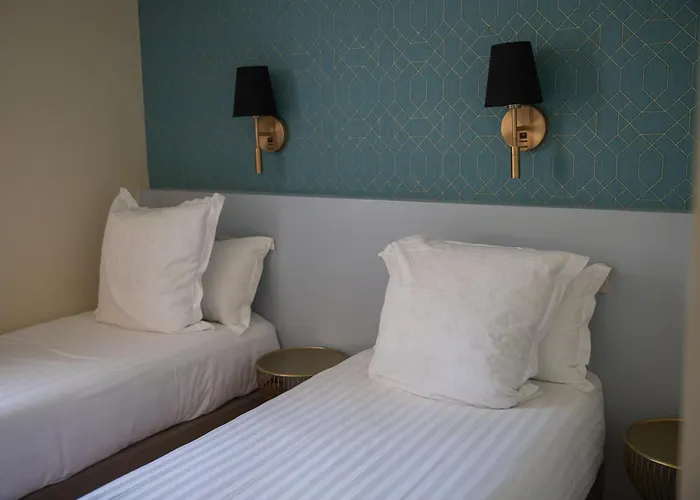 Hotel Kyriad Ouest - Sortie Autoroute Ouest A9 A54 - Parking Gratuit - Terrasse - Jardin - Plateau Repas - Petit Déjeuner Dès 5h30 - Animaux Bienvenue 3*