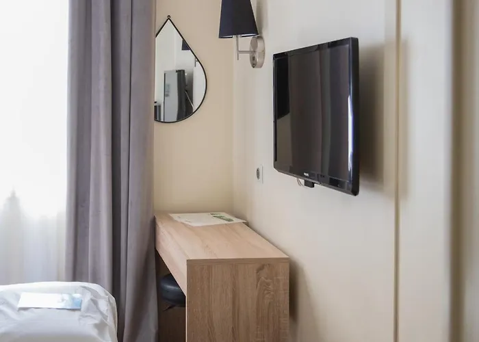 Kyriad Ouest - Sortie Autoroute Ouest A9 A54 - Parking Gratuit - Terrasse - Jardin - Plateau Repas - Petit Déjeuner Dès 5h30 - Animaux Bienvenue Hotel Nîmes