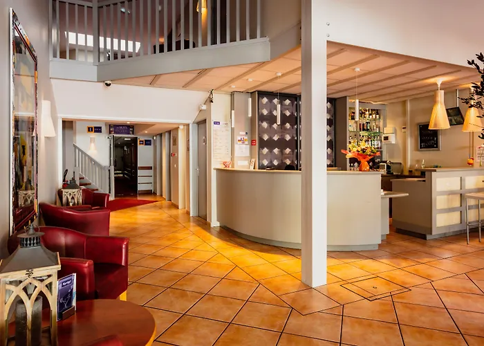 Hotel Kyriad Ouest - Sortie Autoroute Ouest A9 A54 - Parking Gratuit - Terrasse - Jardin - Plateau Repas - Petit Déjeuner Dès 5h30 - Animaux Bienvenue