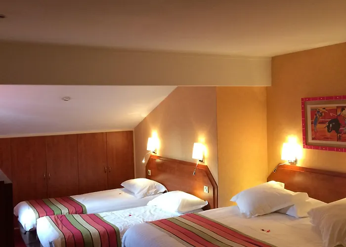 Kyriad Ouest - Sortie Autoroute Ouest A9 A54 - Parking Gratuit - Terrasse - Jardin - Plateau Repas - Petit Déjeuner Dès 5h30 - Animaux Bienvenue 3*