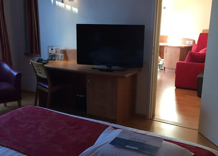 Kyriad Ouest - Sortie Autoroute Ouest A9 A54 - Parking Gratuit - Terrasse - Jardin - Plateau Repas - Petit Déjeuner Dès 5h30 - Animaux Bienvenue Nîmes