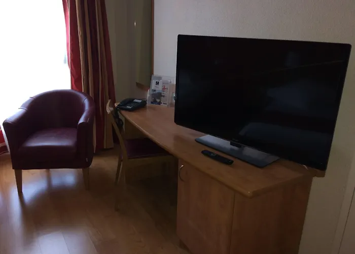 Kyriad Ouest - Sortie Autoroute Ouest A9 A54 - Parking Gratuit - Terrasse - Jardin - Plateau Repas - Petit Déjeuner Dès 5h30 - Animaux Bienvenue 3* Nîmes