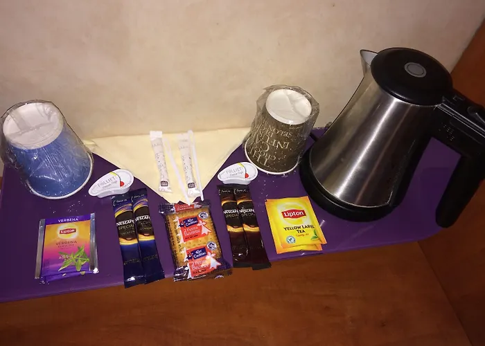 Kyriad Ouest - Sortie Autoroute Ouest A9 A54 - Parking Gratuit - Terrasse - Jardin - Plateau Repas - Petit Déjeuner Dès 5h30 - Animaux Bienvenue 3* Nîmes