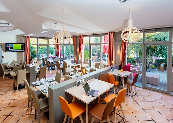 Kyriad Ouest A9 מלון