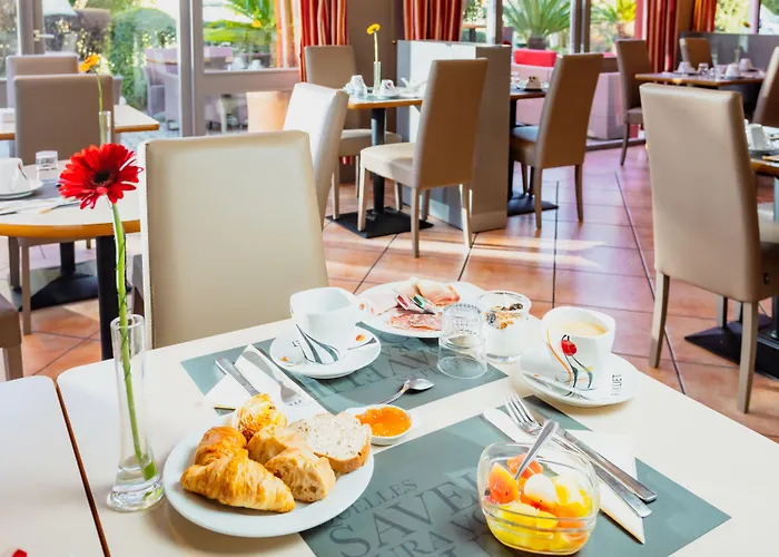 Kyriad Ouest - Sortie Autoroute Ouest A9 A54 - Parking Gratuit - Terrasse - Jardin - Plateau Repas - Petit Déjeuner Dès 5h30 - Animaux Bienvenue