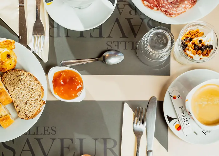 Hotel Kyriad Ouest - Sortie Autoroute Ouest A9 A54 - Parking Gratuit - Terrasse - Jardin - Plateau Repas - Petit Déjeuner Dès 5h30 - Animaux Bienvenue Nîmes