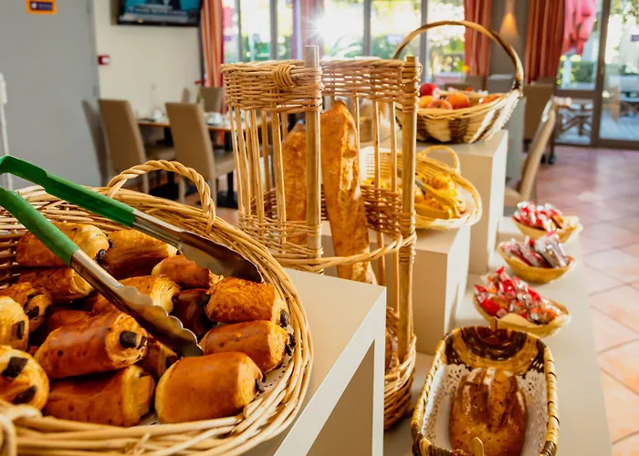 Hotel Kyriad Ouest - Sortie Autoroute Ouest A9 A54 - Parking Gratuit - Terrasse - Jardin - Plateau Repas - Petit Déjeuner Dès 5h30 - Animaux Bienvenue